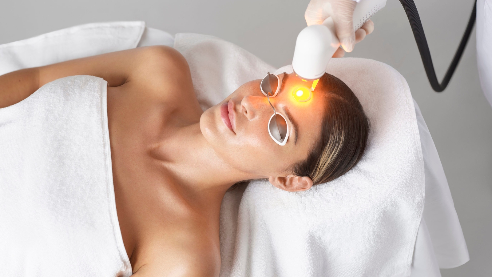 Laser dermatologiczny (589 nm i 1319 nm)